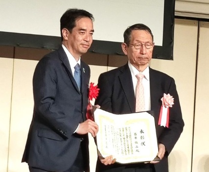表彰状を手交してくださった経済産業省の伊吹英明製造産業局長（左）、当社の藤原愼二会長（右）
